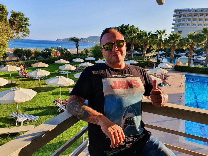 Gwiazdor disco polo paraduje z gołą klatą! Artysta zakpił z samego siebie!