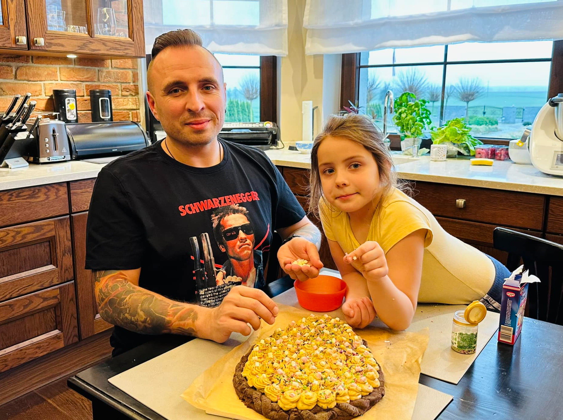 Czadoman w domowym zaciszu! Razem z córką przygotował ciasto na Wielkanoc