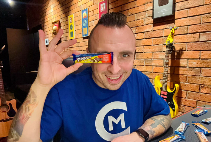 Czadoman w kampanii batona „Pawełek” – niezwykłe połączenie muzyki i elegancji!
