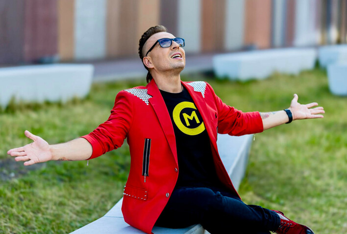 Trudno uwierzyć, że to gwiazda disco polo! Czadoman w rockowej odsłonie na 40-leciu zespołu Piersi | VIDEO
