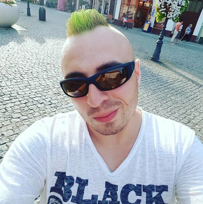 Czadoman z zielonym trawnikiem na....