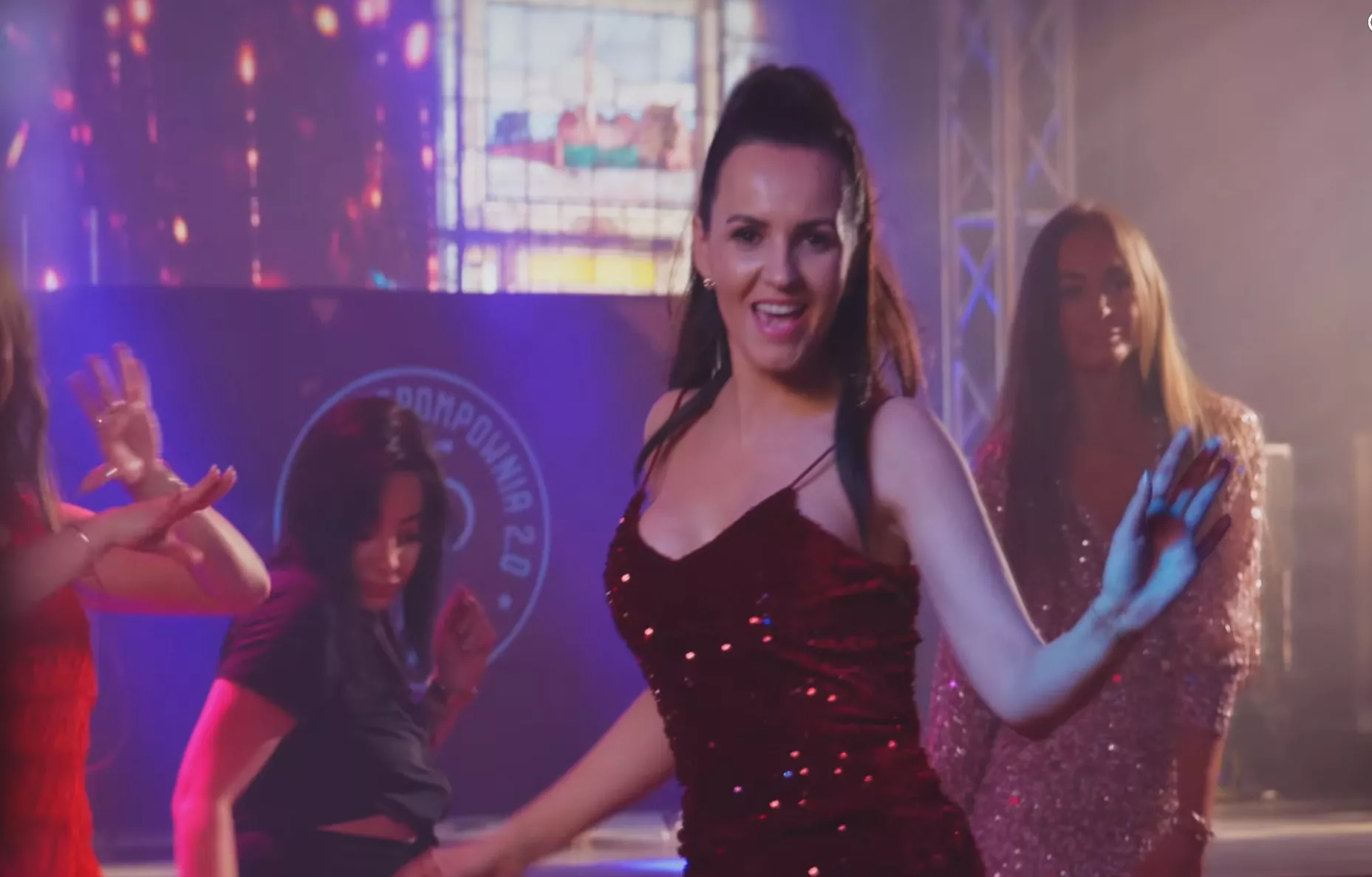 Czadowa Mamuśka ma nową piosenkę „Tak bardzo chciałam”. Ten teledysk i refren mogą namieszać w disco polo