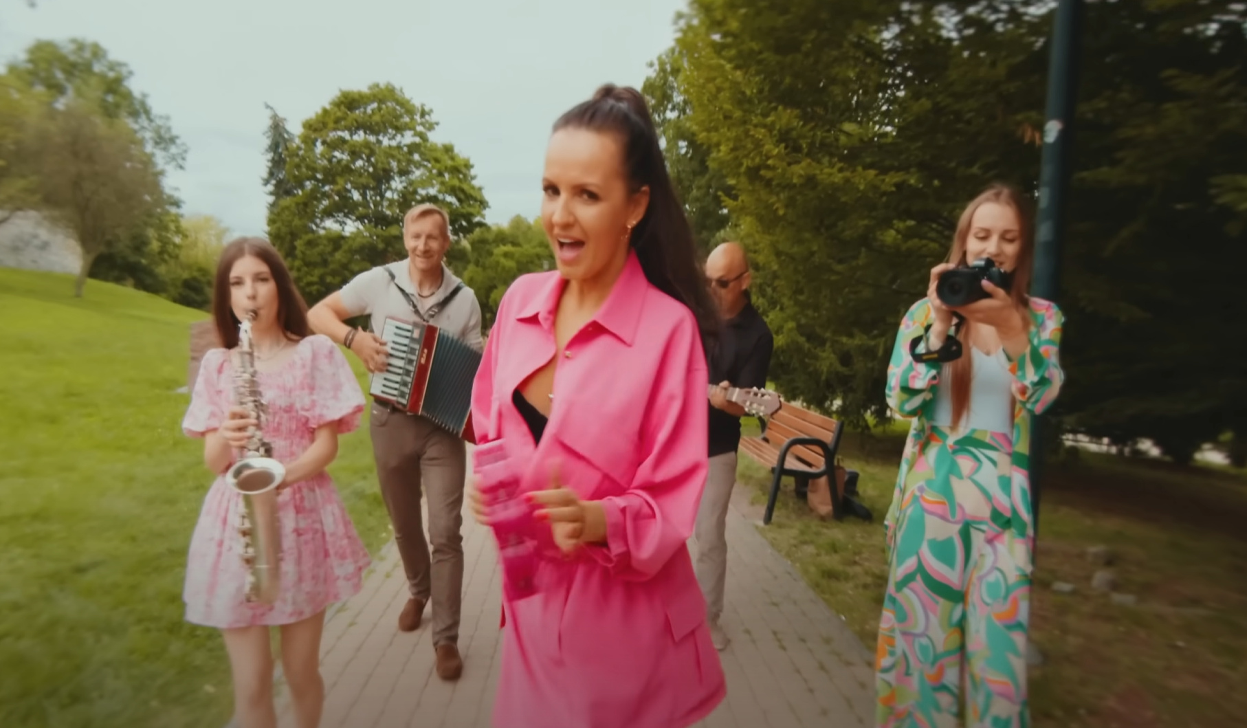 Czadowa Mamuśka prezentuje nowy singiel „Czy pamiętasz” z klimatycznym saksofonem