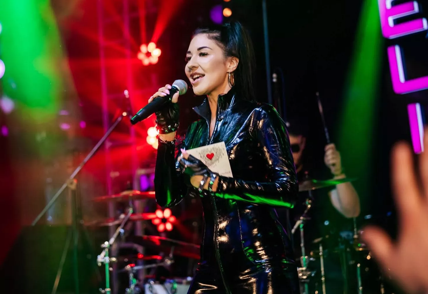 Czarny lateks, traperki i wysoki kucyk! Sylwia Kossakowska skradła show w warszawskim Explosion