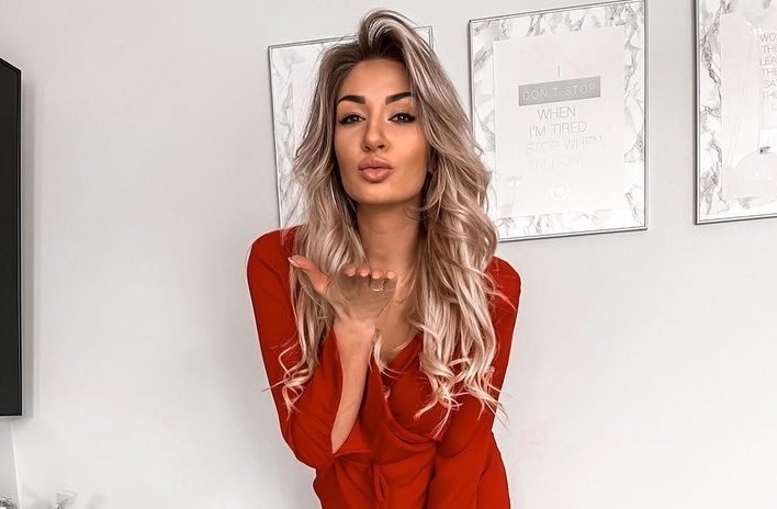 Jest HOT?! Znana wokalistka disco polo kusi strojem! Gwiazda zapozowała w przepięknej czerwonej sukni! Uwagę skradają kozaki za kolano! 