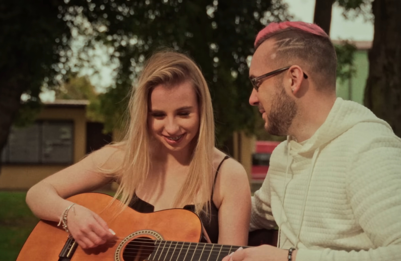 „Czekam na Ciebie” od Bartii już robi wrażenie. Premiera zbiera rosnące liczby wyświetleń