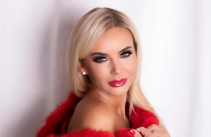 Czerwień w pełnej krasie: Monika Chwajoł czaruje na nowych gorących zdjęciach!
