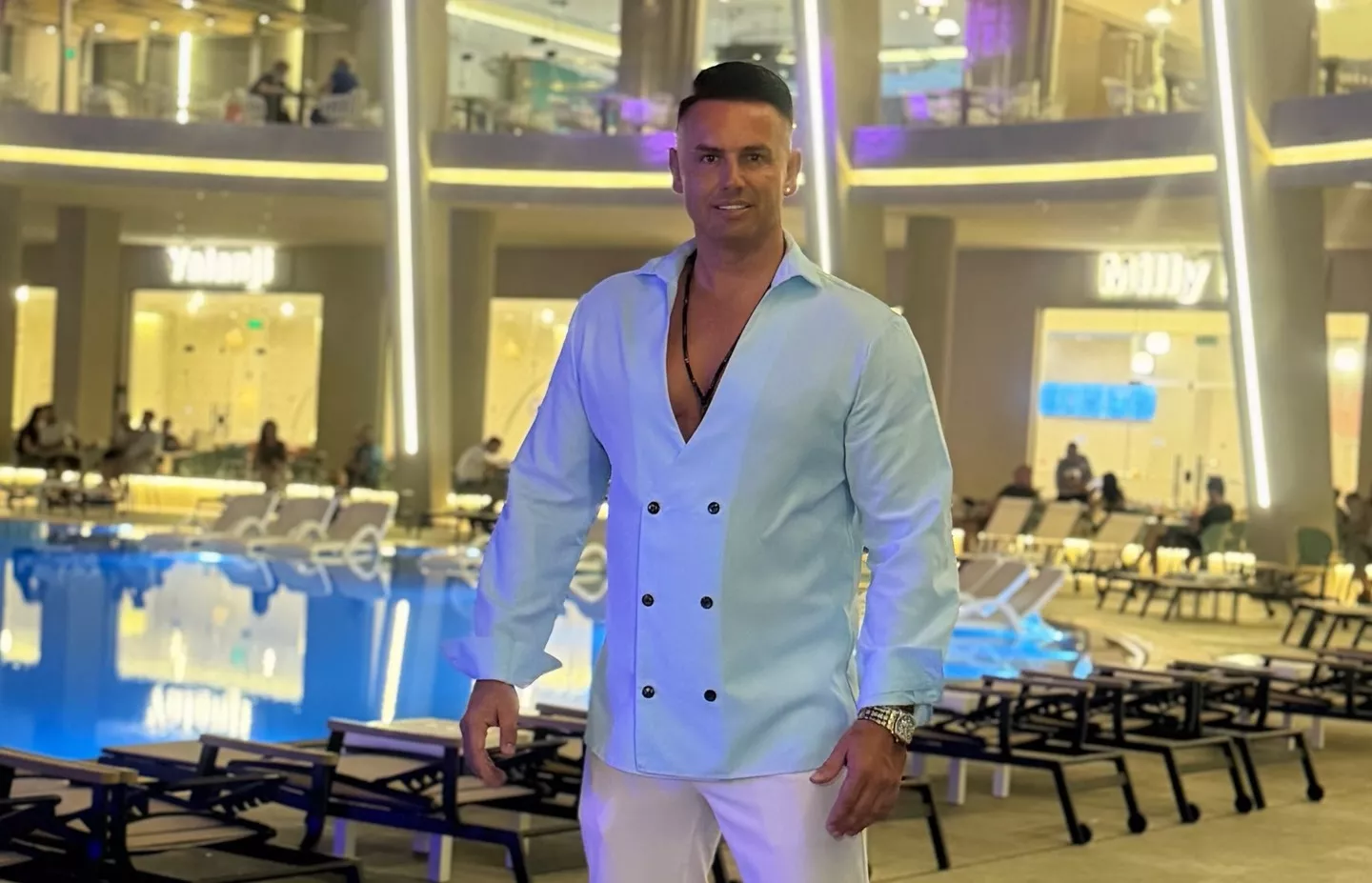 Czy Kamil Chludziński z Extazy to król stylu w disco polo? Ta biała stylizacja mówi wszystko