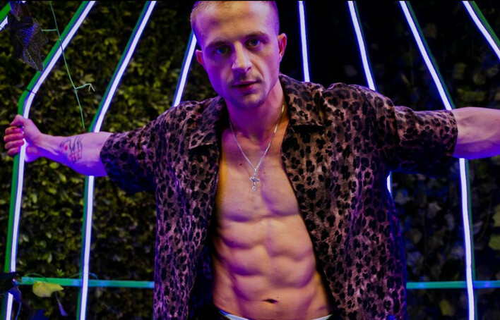 Czy Konstanty Drążek faworytem w walce o wygraną w DiscoStar? Zobaczcie jego występ i utwór pt. "Fajna mami" | VIDEO