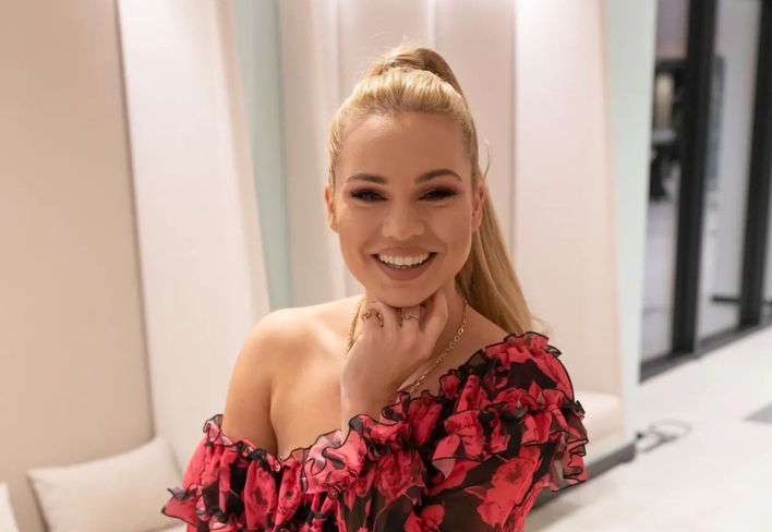 Sylwia Morcinek najpiękniejszą kobietą w branży disco polo? Zobacz najnowsze zdjęcia gwiazdy disco polo w czerwonej kwiecistej sukience | ZDJĘCIA