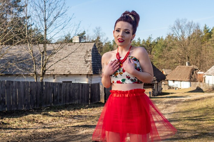 Tajemniczy projekt wokalistki disco polo podbije rynek muzyczny? Artystka rozwija skrzydła! 