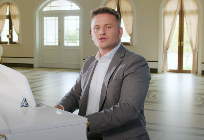 Czy to najlepszy utwór na pierwszy taniec weselny? Nowa wersja „Pierwszego pocałunku” od Arka Kopaczewskiego zaskakuje i zachwyca!
