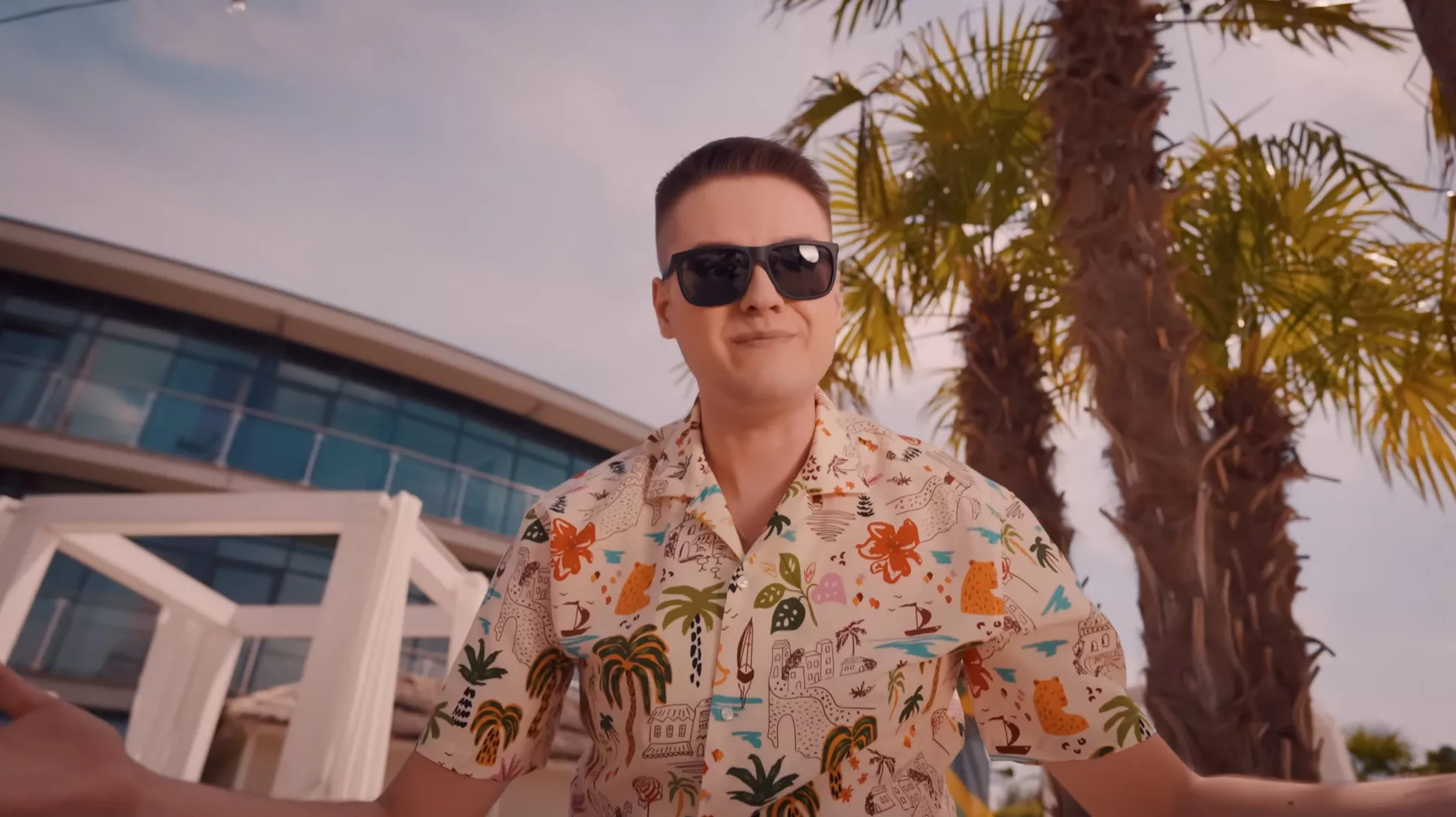 Czy „Wakacyjny Cmok" Maćka Kasprzyka to hit lata? Piosenka disco polo bije progi wyświetleń