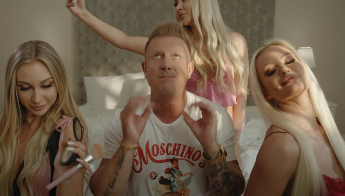 D-Bomb powraca z klipem do hitu „Zielony Kapelusz„! Sprawdź nową odsłonę przeboju z 2002 roku
