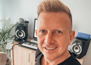 Wokalista disco polo relaksuje się w salonie odnowy biologicznej! Tak muzyk spala tłuszcz!