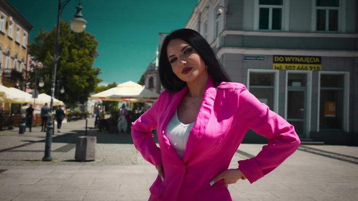 Dalasia z Radomia zaskakuje debiutem! ”Niesamowita” może podbić scenę disco polo tego lata

