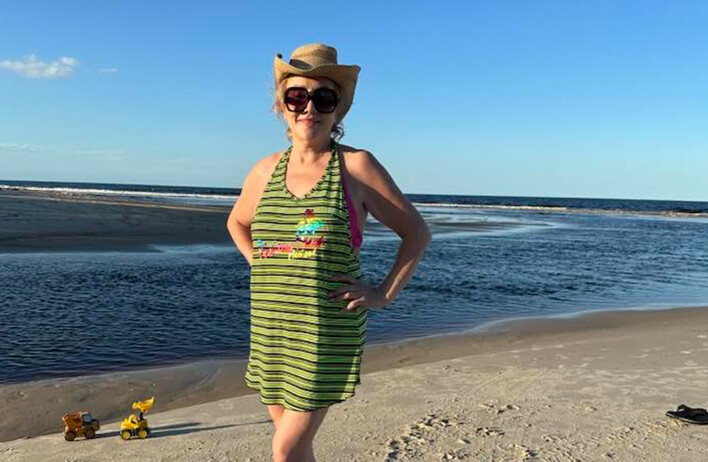 Danuta Martyniuk zachwyca na pomoście w czerwonej sukni. 58-latka odsłoniła nogę i podbiła serca internautów