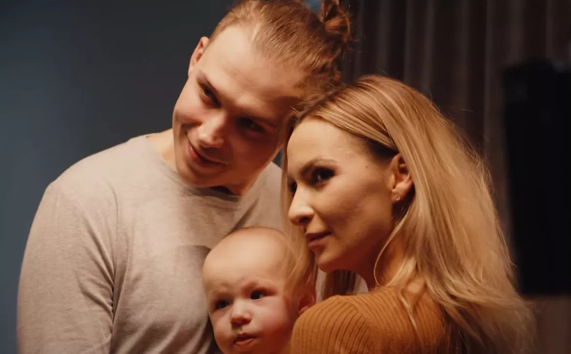 Dawid Kulesza (Dejw) odkrywa swoje życie prywatne! Artysta pokazał się z piękną żoną Paulą i synkiem Frankiem we wzruszającym wideo! 