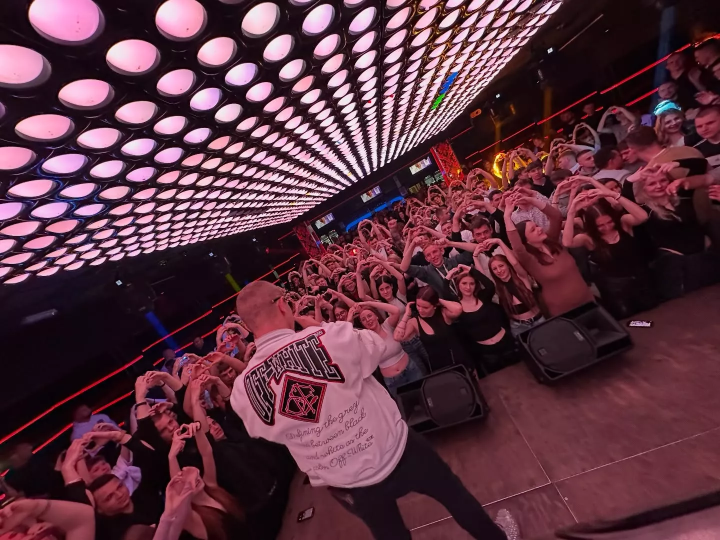 Dawid Narożny i Piękni i Młodzi porwali tłum. Tak wyglądały koncerty świąteczne