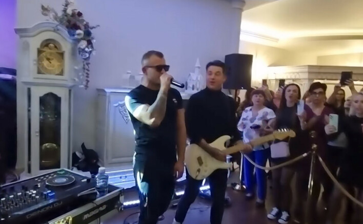 Dawid Narożny Piękni i Młodzi, podbił serca fanek na Dniu Kobiet. Emocjonujące nagranie z koncertu w „Dworek za Lasem„ podbija internet 