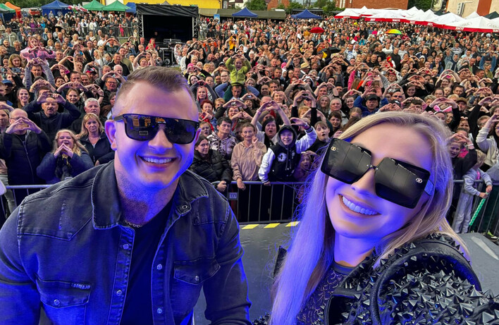 Dawid Narożny numerem jeden w Disco Polo? Zobacz jak łączy wielkie koncerty z kameralnymi uroczystościami! 