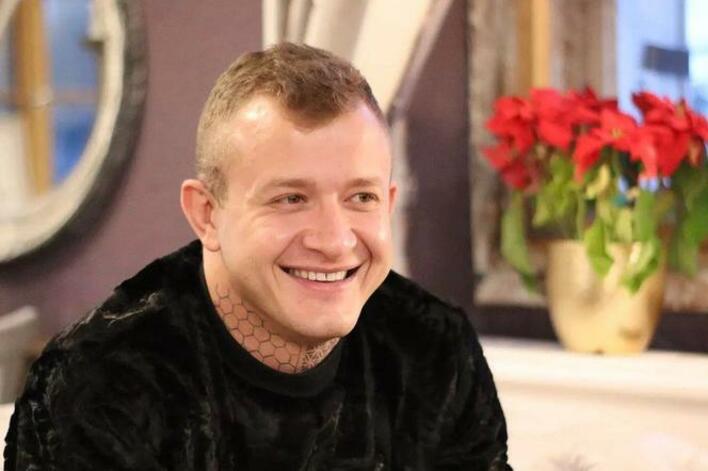 Dawid Narożny o muzyce: „Autotune to jest najpopularniejsza wtyczka.” Będzie miał problemy? Artysta chciałby cofnąć czas?!  