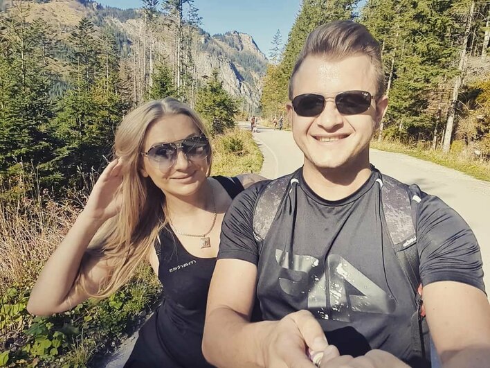 Dawid Narożny (Piękni i Młodzi) rozczulił fanów! Wokalista disco polo ubrał się identycznie jak jego ukochana! 