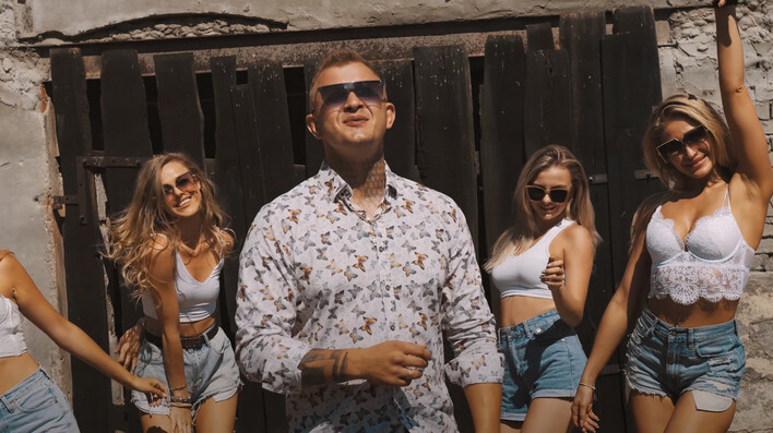 Dawid Narożny szokuje genialną premierą pt. „Jaka to Panienka„! Artysta deklasuje konkurencję i walczy o pierwsze miejsca list przebojów?!