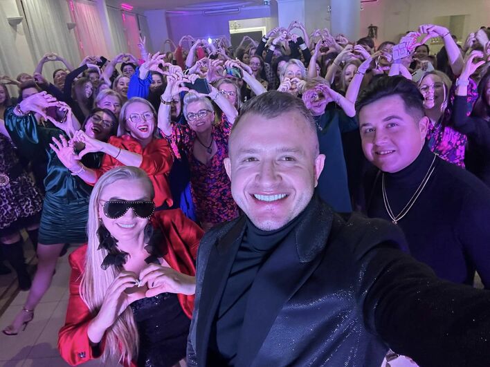 Dawid Narożny BOŻYSZCZEM Polek?! Gwiazdor disco polo rozpalił serca ponad 200 kobiet!