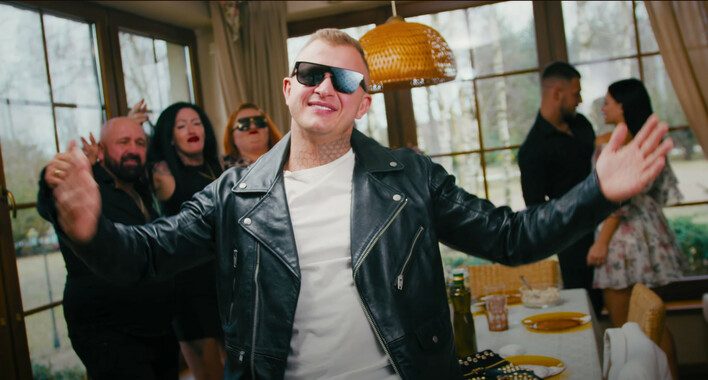 Dawid Narożny z Piękni i Młodzi prezentuje „Miliony wersów„ - Premiera pełna humoru i rytmów latino!