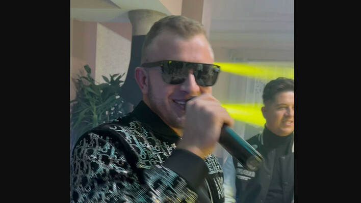 Dawid Narożny z Pięknych i Młodych zaśpiewał „Niewiarę„ na 18-stce | VIDEO