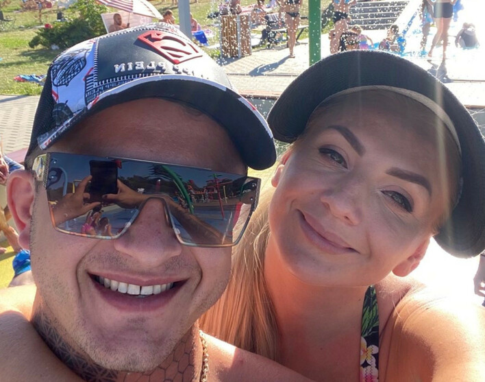 Dawid Narożny z ukochaną żoną i z synkiem na wakacjach! [Zdjęcia] Artysta korzysta z życia! 