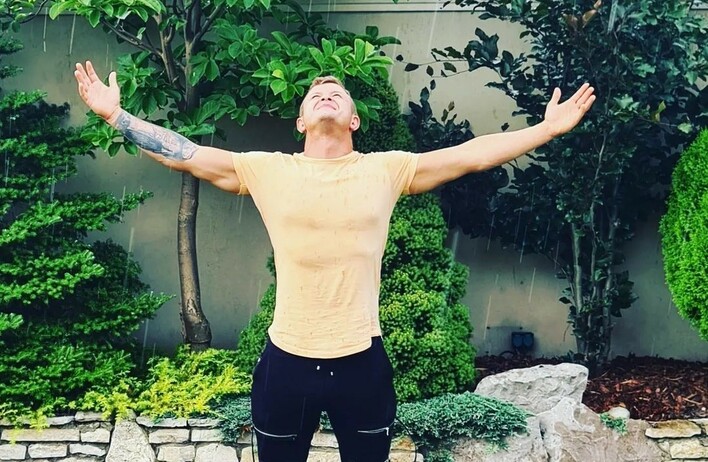 Dawid Narożny zaśpiewał hit swojego idola! Spontaniczne wykonanie gwiazdora disco polo robi furorę w sieci! 