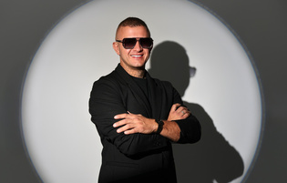 Dawid Narożny zmaga się z hejtem po publikacji zdjęcia w okularach Dolce & Gabbana