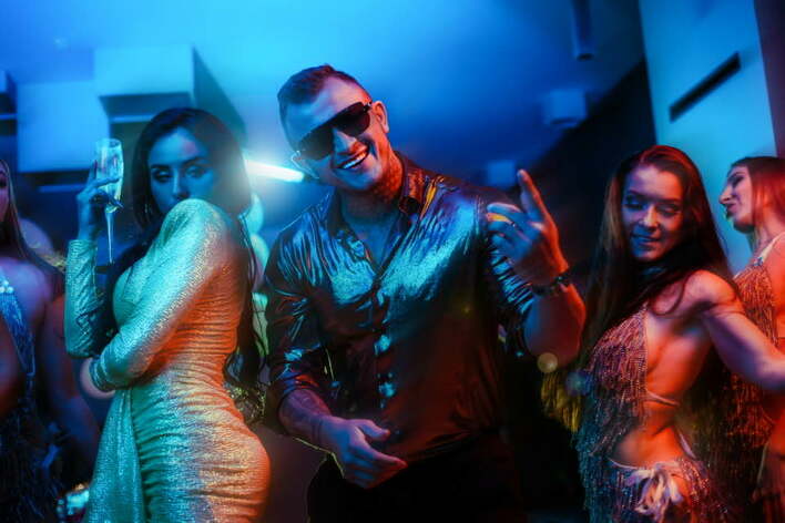 Dawid Narożny na szczycie popularności?! Jego „Alkoholiczka„ to obecnie najpopularniejszy utwór disco polo na YouTube!