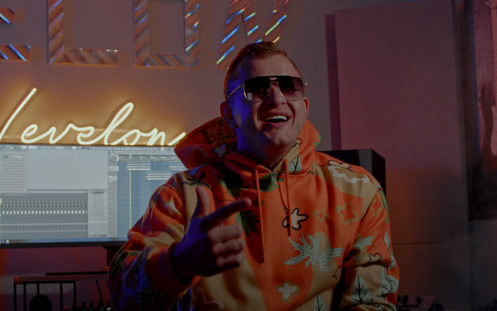 Dawid Narożny zmieni disco polo na rap?! Jego wykon piosenki znanego RAPERA wywołuje ciarki na ciele.