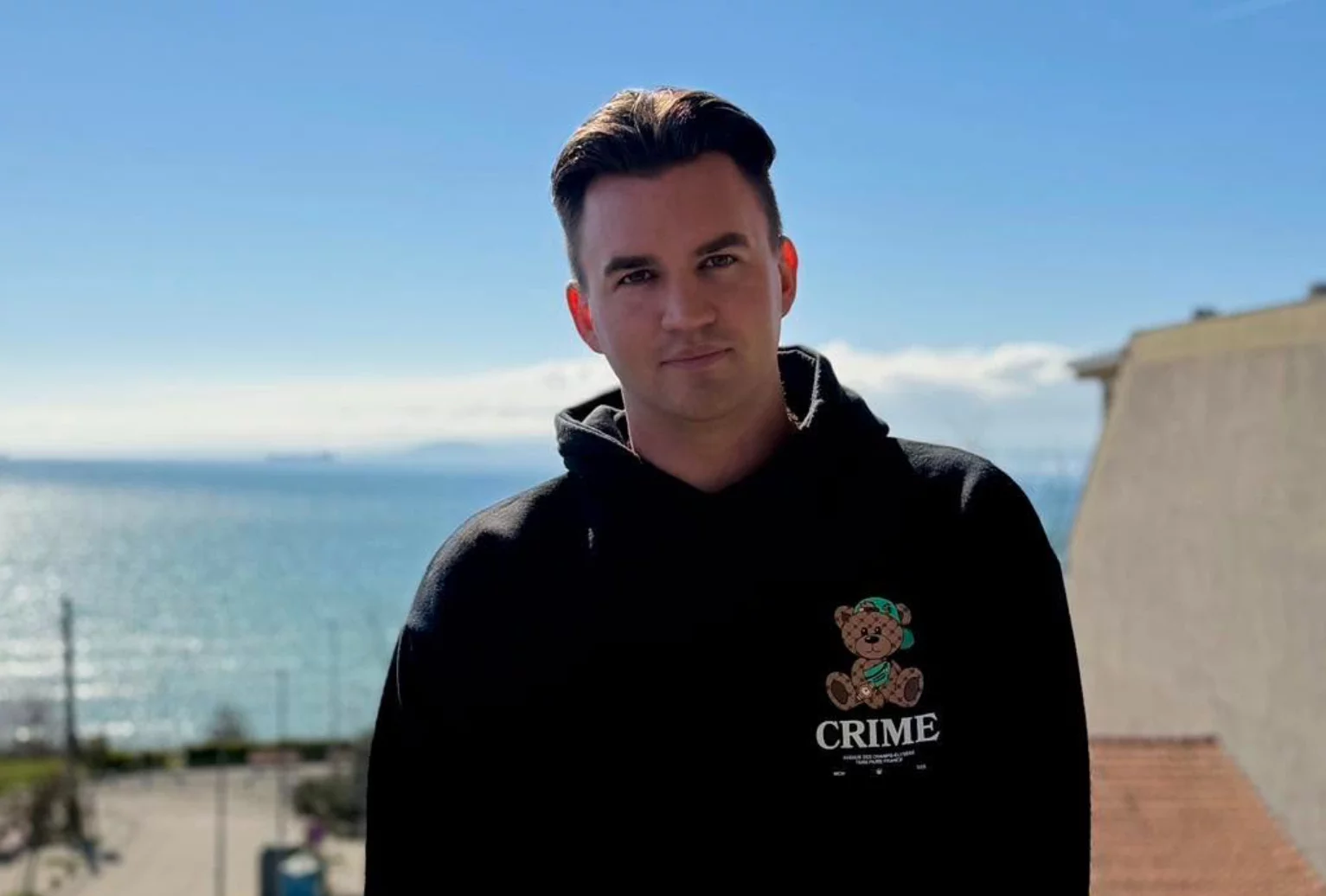 Dawid Tymiński zaśpiewał „Love" z gitarą i sieć oszalała. Tak brzmi hit lata w innej wersji