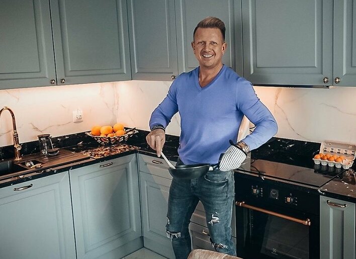 Ten trick musisz poznać! Uwielbiany wokalista disco polo zdradził swój sekret na szczęście!