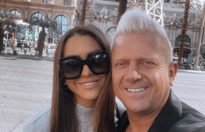 Dbomb w Paryżu ze swoją miłością - romantyczne zdjęcie lidera muzyki dance w Walentynki
