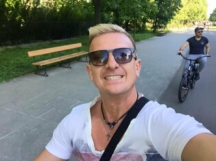 Dbomb wyskoczył z tortu na urodzinach Kingi i Sebastiana?!