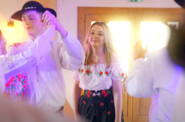 Debiut na scenie disco polo – Longy podbija serca fanów folkiem i muzyką taneczną! To strzał w dziesiątkę?

