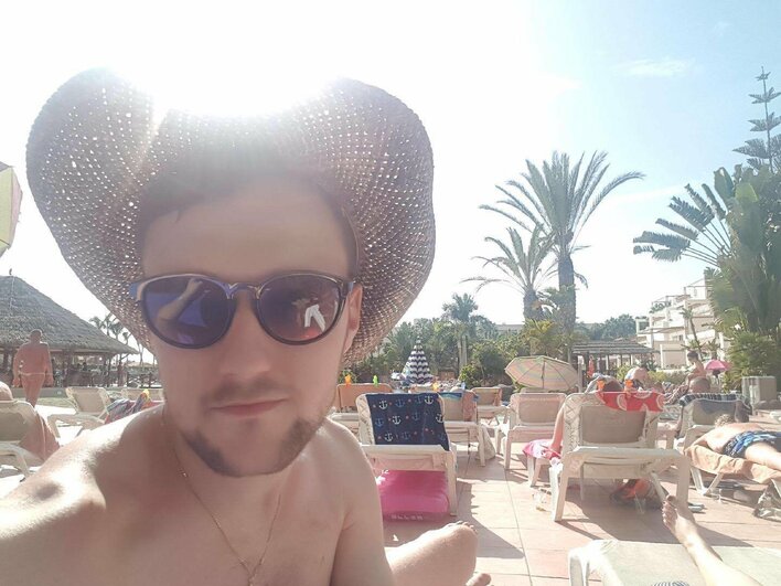 Defis kreci klip? Artysta wyleciał do ciepłych krajów!