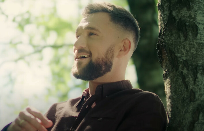 Defis na szczycie! Jego NOWOŚĆ „Tylko dla Takiej„ podbija internet! To najlepsza produkcja tego roku?! 