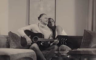 Dejw prezentuje nastrojową nowość „Gdy na mnie patrzysz”! W teledysku piękna żona Paula! 