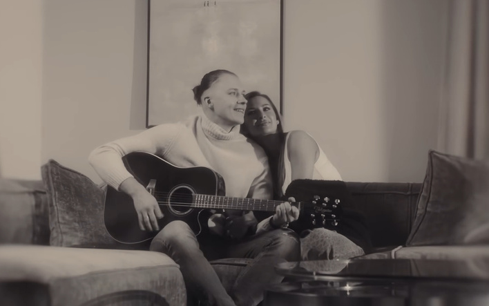 Dejw prezentuje nastrojową nowość „Gdy na mnie patrzysz”! W teledysku piękna żona Paula! 