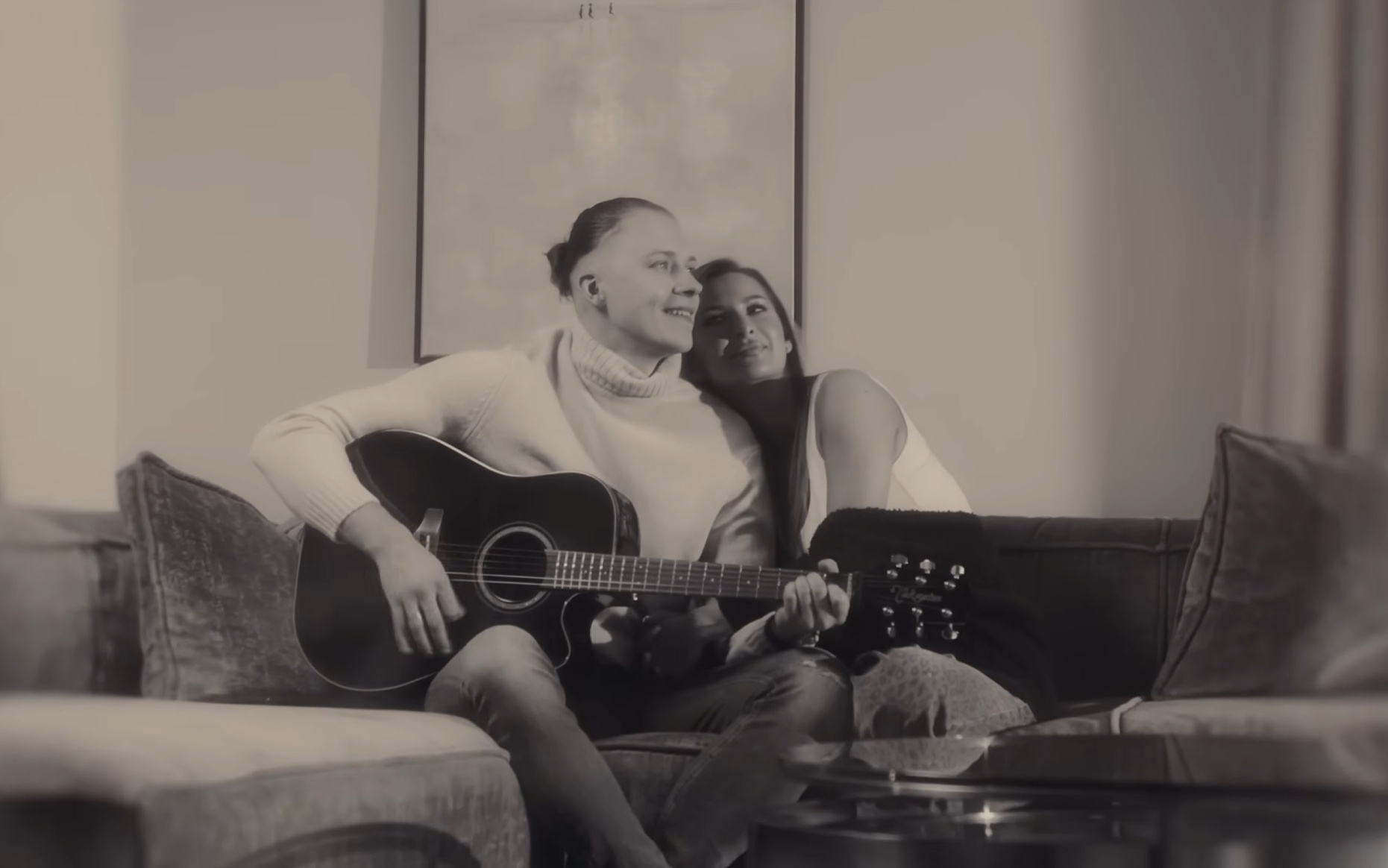 Dejw prezentuje nastrojową nowość „Gdy na mnie patrzysz”! W teledysku piękna żona Paula! 