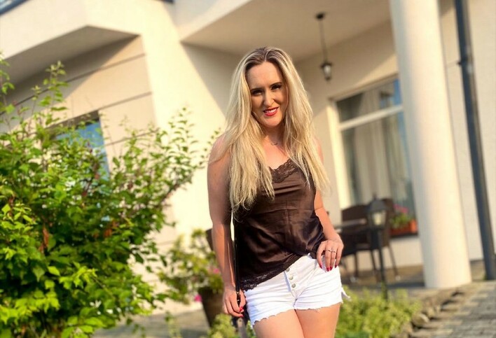 Atrakcyjna gwiazda disco polo odsłoniła biust! Gwiazda wywołała tym lawinę komentarzy! Fani pod wrażeniem!