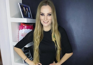 Dekolt wokalistki disco polo przysłonił cały kadr. Wzrok przyciąga tylko jedno miejsce!