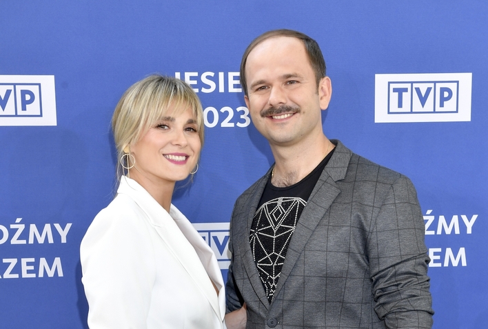 Dekolt na wierzchu! Magdalena Kajra Kajrowicz wygląda olśniewająco na jesiennej ramówce TVP!