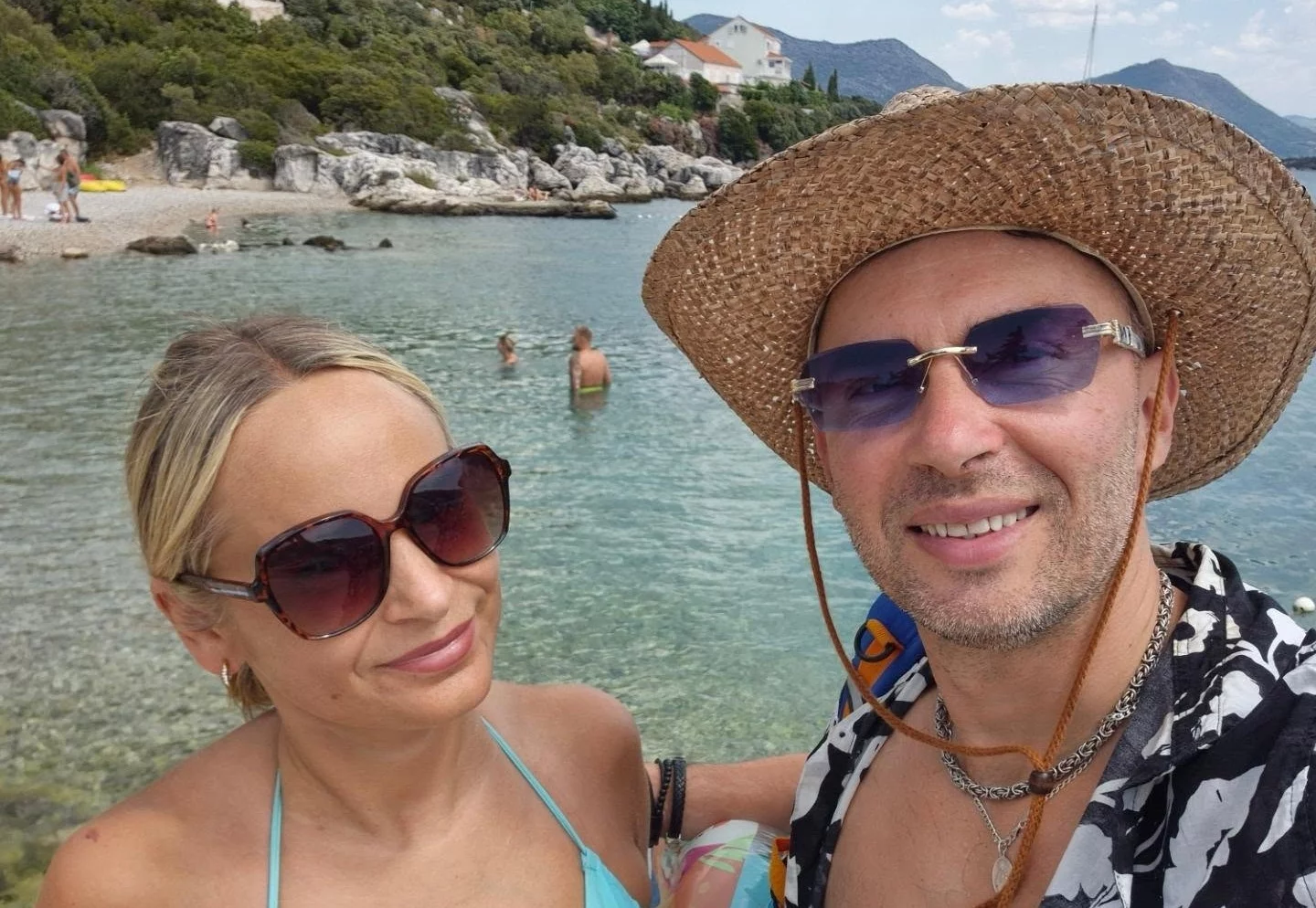 Dekolt żony Geska na pierwszym planie. Zdjęcie z chorwackiej plaży rozgrzało profil wokalisty disco polo
